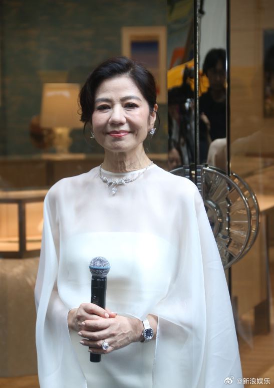 66歲香港女星鍾楚紅近日現身珠寶活動，狀態曝光被不少網友大讚。（圖／翻攝自微博）