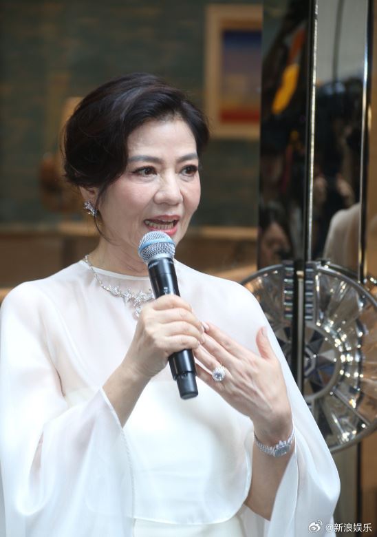 66歲香港女星鍾楚紅近日現身珠寶活動，狀態曝光被不少網友大讚。（圖／翻攝自微博）
