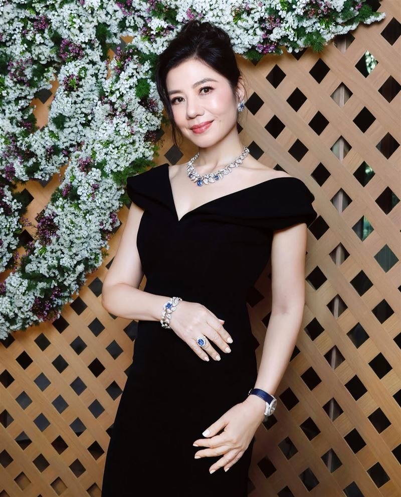 66歲香港女星鍾楚紅近日現身珠寶活動，狀態曝光被不少網友大讚。（圖／翻攝自微博）