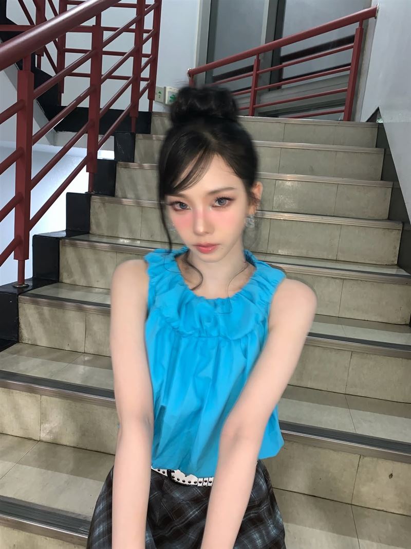 Karina在投票日的前一天身穿敏感顏色衣服，再度掀起韓網討論。（圖／翻攝自IG @katarinabluu）