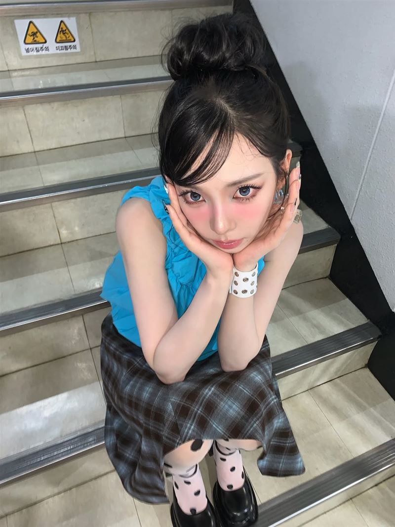 Karina在投票日的前一天身穿敏感顏色衣服，再度掀起韓網討論。（圖／翻攝自IG @katarinabluu）