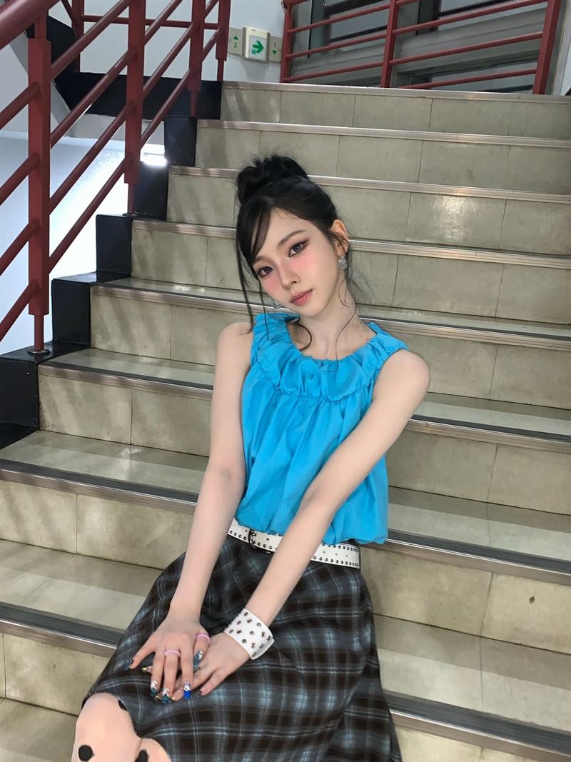 Karina在投票日的前一天身穿敏感顏色衣服，再度掀起韓網討論。（圖／翻攝自IG @katarinabluu）