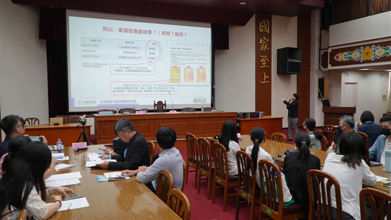 邱慧洳協同台北市議員陳宥丞，就海棠牙醫診所及歐耐恩隱形牙套造成全國跨縣市多起消費糾紛召開記者會（圖／民眾黨提供）