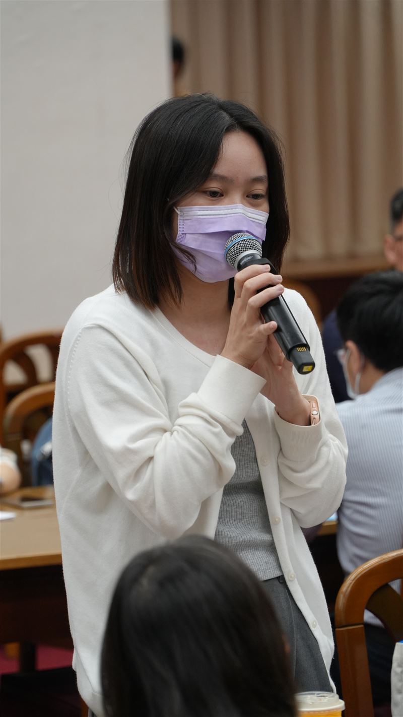 現場陳情人發言代表柯韭菜（化名）表示，主管機關應該要給個確切的時間，不能只會「研議、研議、再研議」（圖／民眾黨提供）