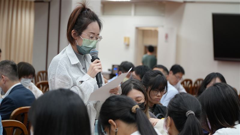 陳情人代表鄭泡麵（化名）請求金管會、數位部能主動出面，先要求銀行、融資公司、第三方支付都先止付（圖／民眾黨提供）