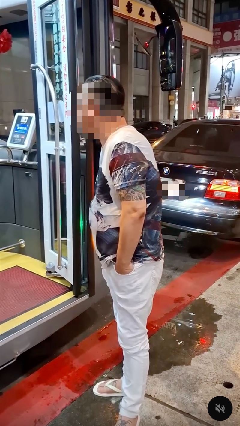 BMW車主違停阻礙公車進站，被按喇叭後還反過來嗆聲。（圖／（圖／翻攝自Threads @zax1134 授權提供）