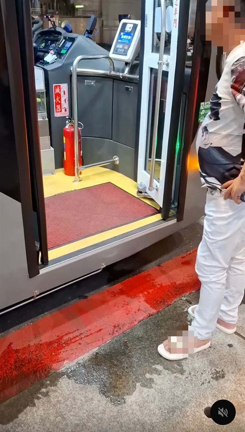 BMW駕駛不斷飆髒話，站三七步對著客運司機狂輸出。（圖／（圖／翻攝自Threads @zax1134 授權提供）