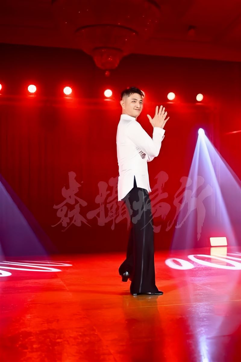 盧季佑除了飛行外，還跳了20多年的國標舞。（圖／森攝場所提供）