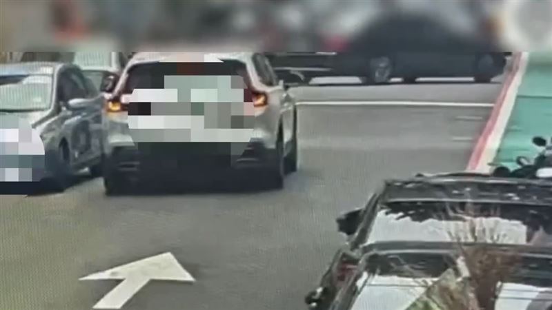 台北市大安區2日上午9時許有車輛在巷弄內逆向行駛，隨即爆發口角、肢體衝突。（圖／翻攝畫面）