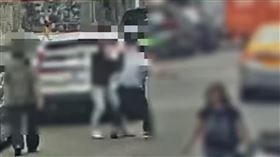 王男先掏辣椒水對李男以及其兒子噴灑，而後雙方在大街上大打出手。（圖／翻攝畫面）