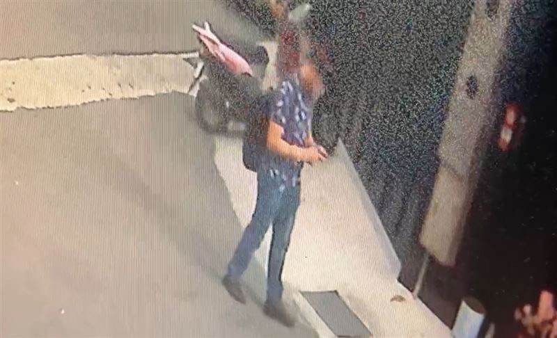 黃姓男子出國前等車的身影。（圖／翻攝畫面）