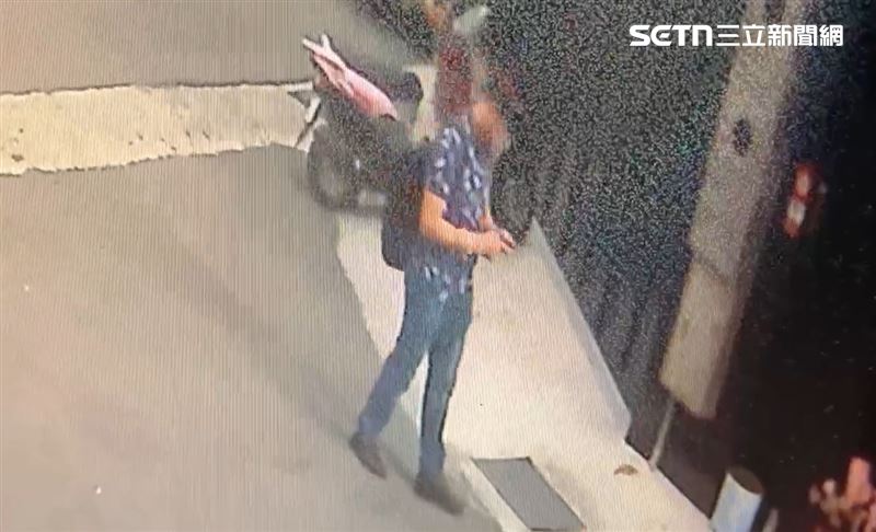 丹水滾火鍋店黃姓負責人與妻子在5月28日搭機出境，前往中國，子女3天後也飛往中國。(圖／翻攝畫面)