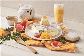 Woosa楊枝甘露冰淇淋鬆餅+鮮柚楊枝甘露。（圖／品牌業者提供）