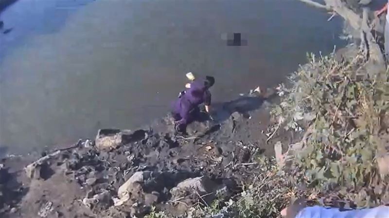 女警準備下水救人。（圖／翻攝畫面）