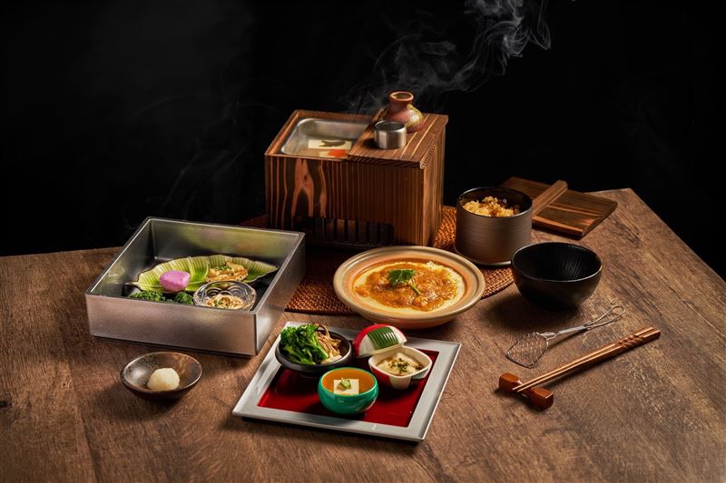 首推每日限量「海鮮蟹黃豆腐煲」和套餐附贈的「柚香豆腐鍋」。(圖／豆舞YUDOFU提供）