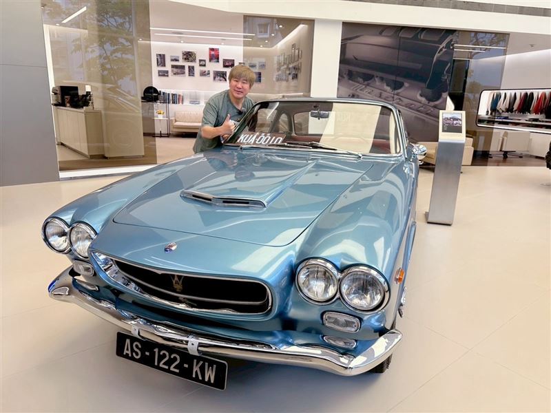 胡瓜與古董車合照。（圖／《下面一位》提供）