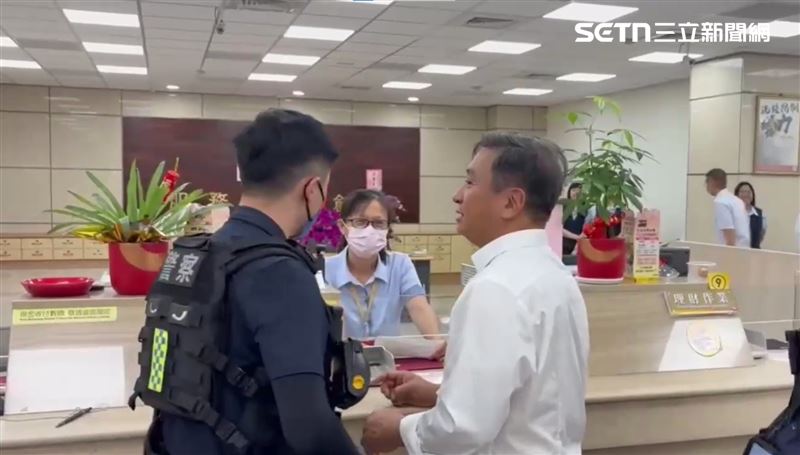 行員察覺有異，通報彰化縣警察局彰化分局。警方接獲通報後火速派員趕往現場，經過了解案情。（圖／翻攝畫面）