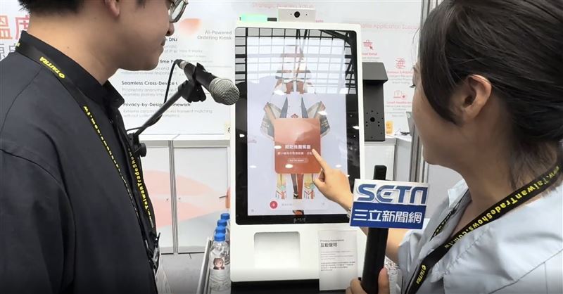 記者實際操作AI餐廳導覽員「宮祈緣」，可以根據使用者的喜好推薦不同種類的餐廳。（圖／記者王文承攝影）