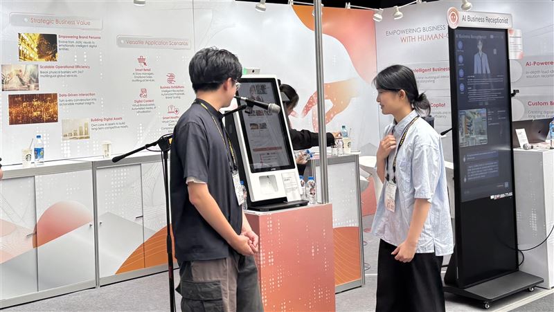 橘子集團這次在Computex推出「AI商務接待員」以及「AI世貿周邊餐廳導覽員」讓民眾可以現場體驗。（圖／記者王文承攝影）