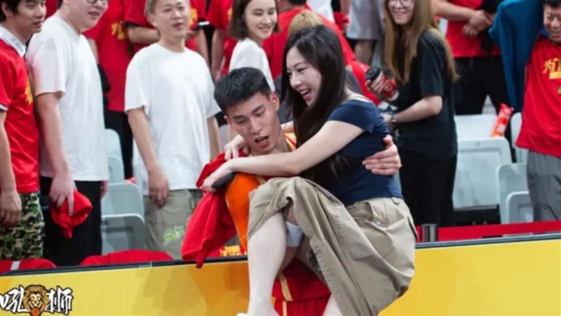 蔡尚樺現身球場替林秉聖加油。（圖／翻攝自zuccsabonisi虎撲）