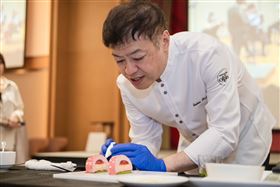 Suzette主廚駒居崇宏，於《可可樂章》發表會現場親自示範盤式甜點裝飾工藝，展現世界級甜點職人的細膩技法與美學底蘊。（圖／18度C巧克力工房提供）