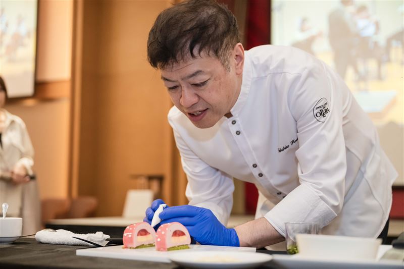 Suzette主廚駒居崇宏，於《可可樂章》發表會現場親自示範盤式甜點裝飾工藝，展現世界級甜點職人的細膩技法與美學底蘊。（圖／18度C巧克力工房提供）