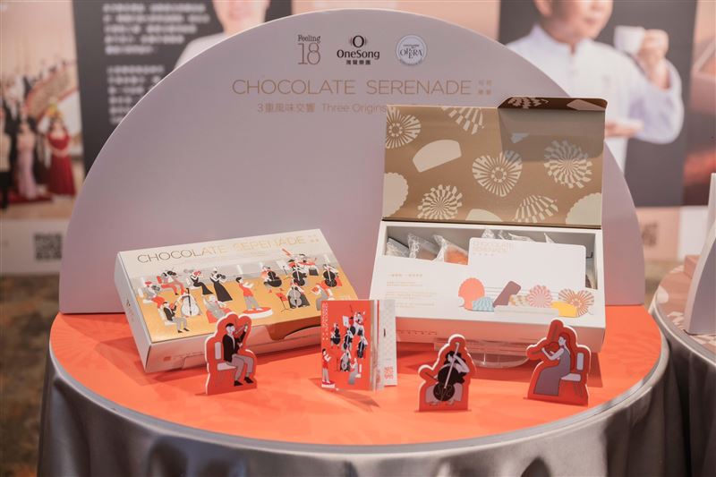 Feeling18攜手日本甜點名師駒居崇宏、法國精品巧克力品牌Chocolaterie de l'Opéra及灣聲樂團推出《可可樂章》聯名禮盒，透過QR Code串聯甜點與音樂，打造沉浸式五感體驗。（圖／18度C巧克力工房提供）