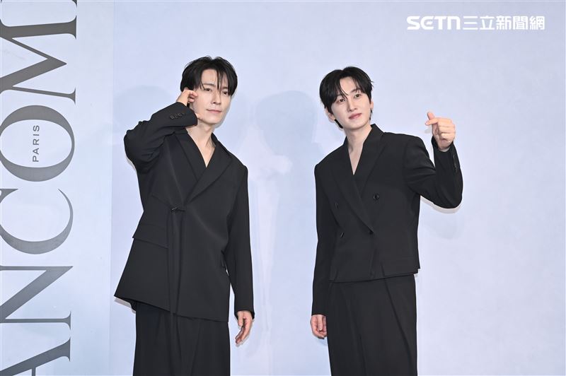 韓團SUPER JUNIOR-D&amp;E成員東海、銀赫向現場粉絲發射愛心，掀起陣陣尖叫。（圖／記者鄭孟晃攝影）