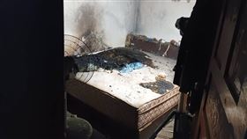 床墊燒毀後的情形。（圖／翻攝畫面）
