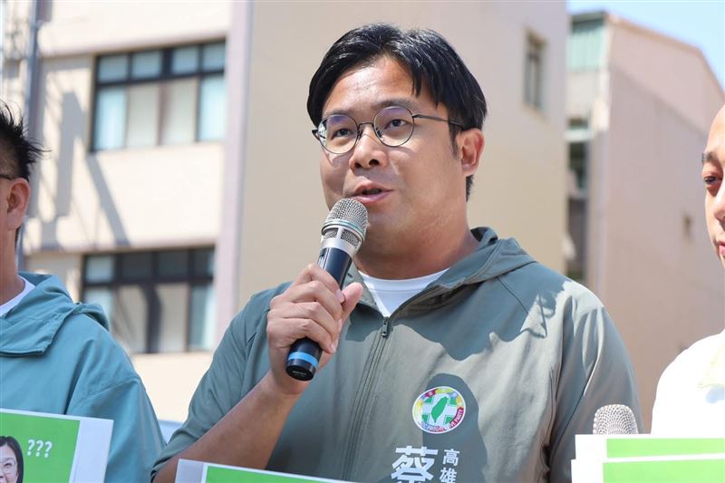 蔡秉璁質疑，該媒體對民調的報導，第一時間寫到「由藍營委託進行」，隨後又刪去文字，直言民調目的性昭然若揭。（圖／翻攝自蔡秉璁臉書）
