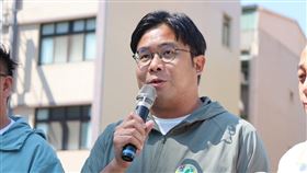 蔡秉璁質疑，該媒體對民調的報導，第一時間寫到「由藍營委託進行」，隨後又刪去文字，直言民調目的性昭然若揭。（圖／翻攝自蔡秉璁臉書）