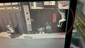 債主到黃男家找人沒人應門，直到翻牆進入屋內，驚覺黃男一家早已人去樓空。（圖／翻攝畫面）