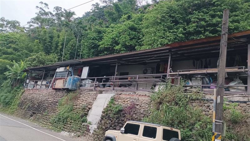 新店夫妻爆口角，男失控縱火燒床鋪、害員警嗆傷，被依公共危險罪嫌送辦。（圖／翻攝畫面）