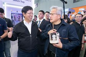 黃仁勳揹娃包。（圖／取自鴻海科技集團臉書）