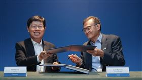 鴻海與英特爾結盟，結合雙方在晶片、散熱與系統整合的優勢，共同開發次世代 AI 機櫃與邊緣運算平台。這場「硬體與算力」的強強聯手，旨在加速代理式 AI 與機器人技術應用，全面搶攻全球 AI 基礎設施商機。（圖／鴻海提供） 