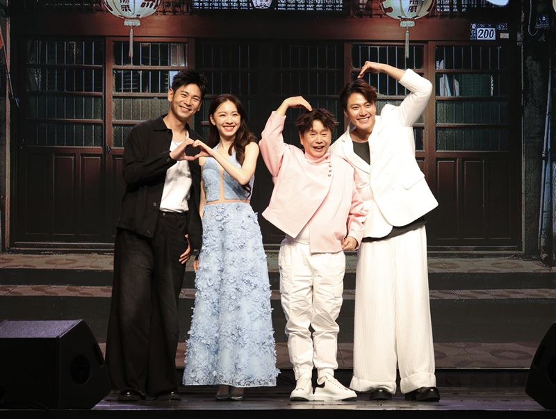（左起）楊子儀、林玟誼、黃西田、張睿家出席《阿松與阿暖》首映記者會。（圖／記者田俊彥攝影）