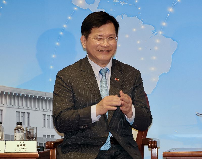 日菲將啟動專屬經濟區（EEZ）及大陸礁層海洋邊界談判；外交部長林佳龍（圖）4日表示，日菲啟動EEZ談判有助區域和平穩定，此舉是針對中國，台灣的國家利益不會受到損害
