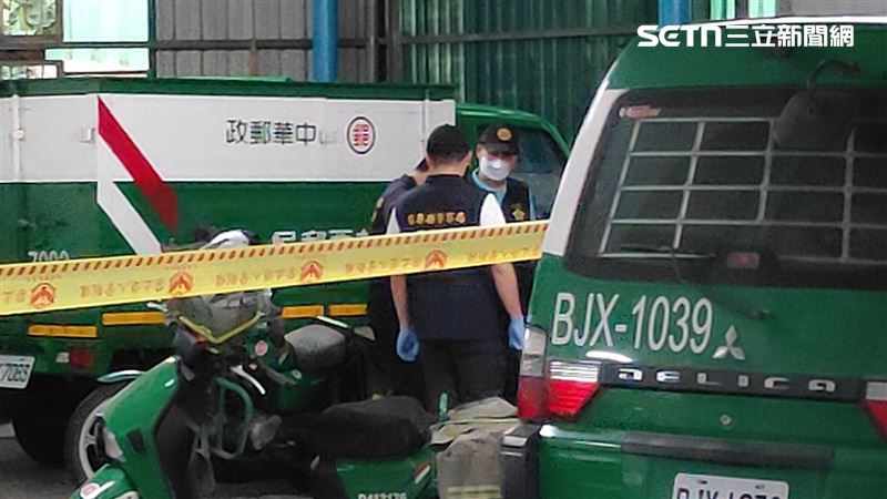 苗栗竹南郵局發生凶殺案，61歲楊姓郵務士遭附近居民持刀砍殺，送醫不治。（圖／翻攝畫面）