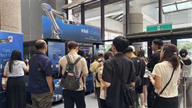 許多被全自動咖啡機器人吸引，駐足停留一探究竟。（圖／記者曾宜婕攝影）