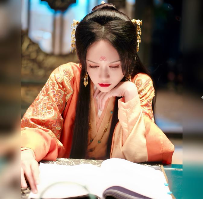 由於古裝劇的台詞量極大，語法也與現代劇截然不同，陳喬恩在拍戲空檔必須反覆背誦。（圖／翻攝自陳喬恩IG）