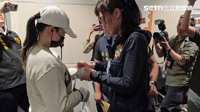 劉喬安抵達桃園機場後，隨即被押解人員上銬逮捕。（圖／翻攝畫面）