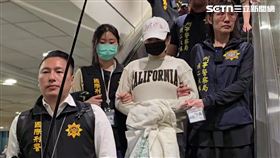 劉喬安抵達桃園機場後，隨即被押解人員上銬逮捕。（圖／翻攝畫面）