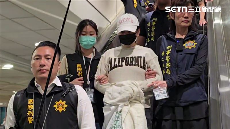 劉喬安抵達桃園機場後，隨即被押解人員上銬逮捕。（圖／翻攝畫面）