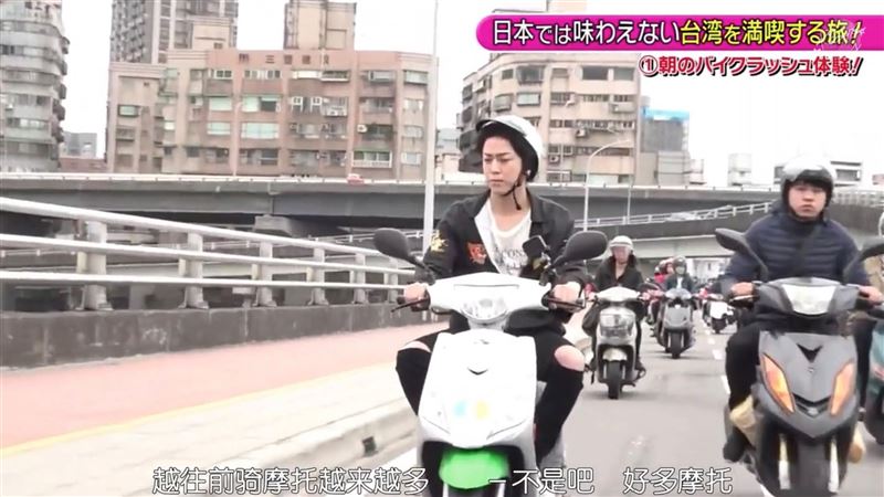 龜梨和也在上班尖峰時間頭戴「西瓜皮安全帽」、騎著共享機車 WeMo ，挑戰全台著名的「台北橋機車瀑布」。（圖／翻攝自Threads）