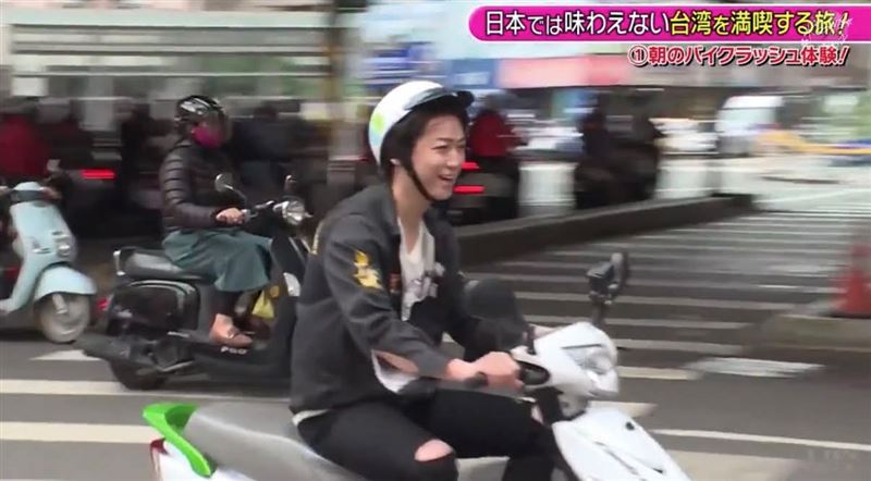 龜梨和也神情緊張且一路龜速行駛，與周遭強悍的通勤族形成強烈對比，網友紛紛直呼「根本是三重 8+9 出巡」。（圖／翻攝自Threads）