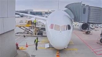 漢莎波音787客機 「機頭突塌陷貼地」！