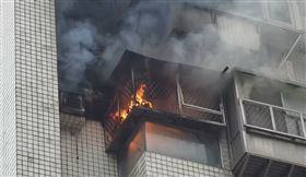 台北松山區八德路三段，某社區大樓1戶民宅發生火警。（圖／翻攝畫面）