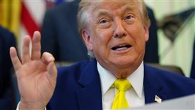 現任美國總統川普（Donald Trump）於5日親自證實，他已經接受了紐約尼克隊老闆杜蘭（James Dolan）的盛情邀請，預計將在下週親臨紐約尼克隊主場麥迪遜廣場花園（MSG）觀賞總決賽。
（圖／美聯社／達志影像）