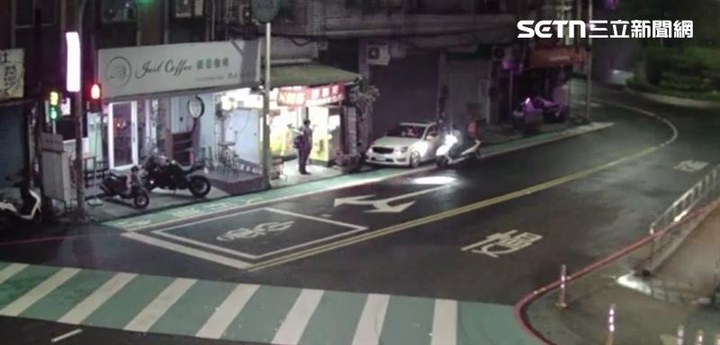 新北徐男駕車違停遭盤查拔腿狂奔，警員將他攔停仍反抗遭噴辣椒水。（圖／翻攝畫面）