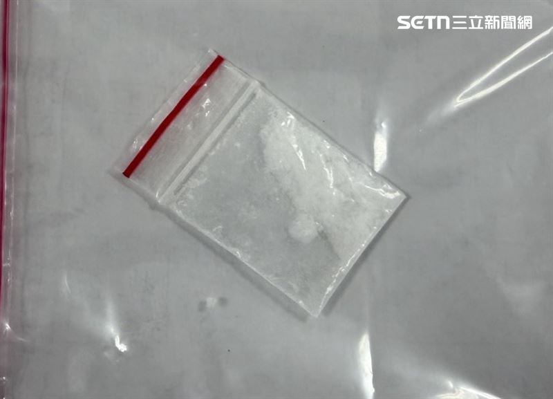 新北徐男駕車違停遭盤查逃逸被逮回，車內被搜出喪屍煙彈及K他命。（圖／翻攝畫面）